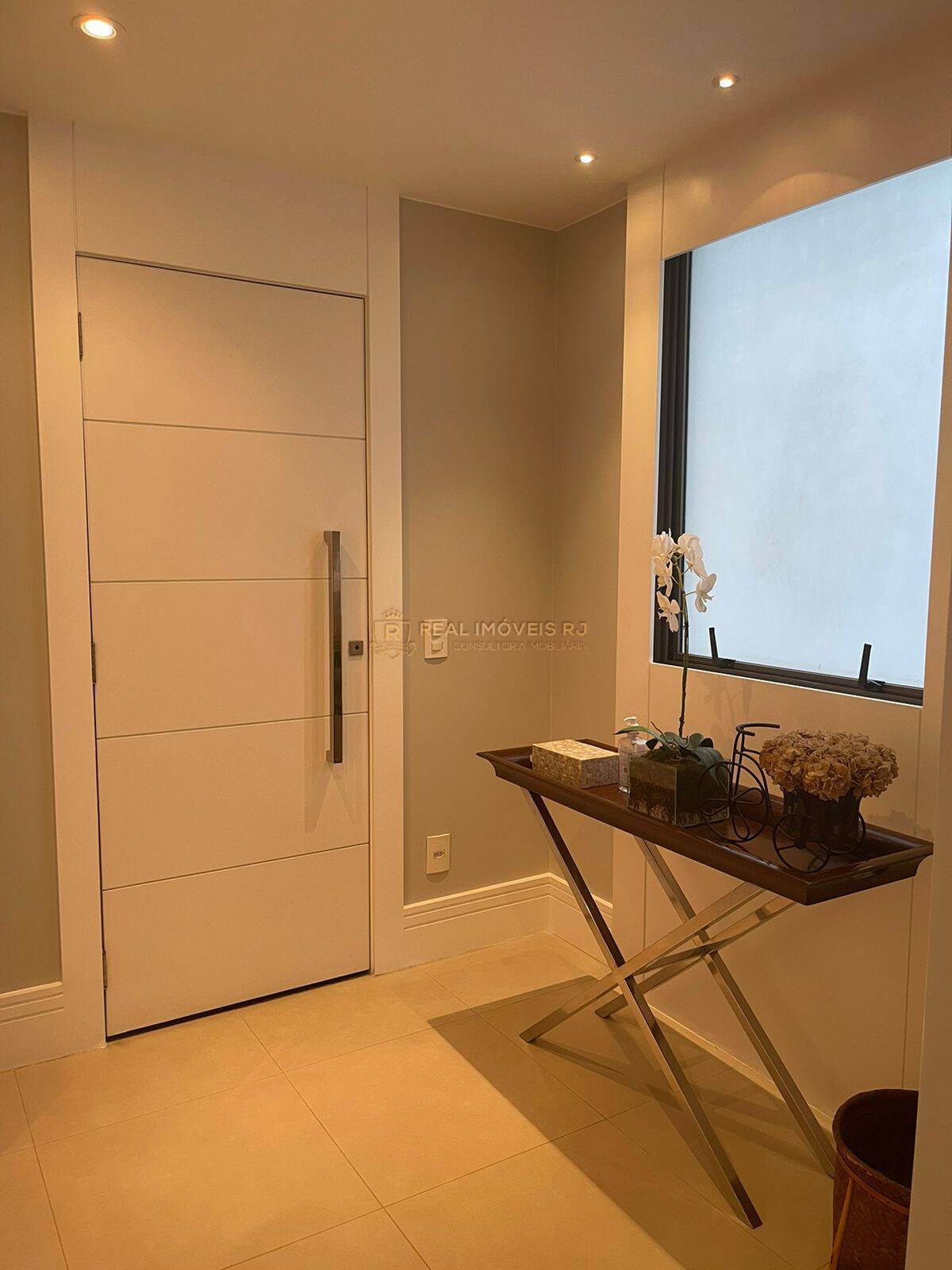 Apartamento à venda com 3 quartos, 160m² - Foto 2