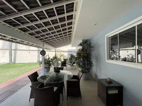 Casa à venda com 4 quartos, 560m² - Foto 1